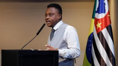 Deputado estadual Guto Zacarias rompe com governo Tarcísio de Freitas em São Paulo. Zacarias discorda de políticas públicas, especialmente um projeto de lei que beneficia o funcionalismo público. A saída do deputado marca a busca por novas lideranças e a consolidação do MBL no cenário político paulista.