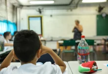 Nova pesquisa com 2 mil brasileiros revela que mudar o turno de estudo não é a solução ideal para alunos com TDAH. O rendimento melhora apenas em alunos sem o transtorno.
