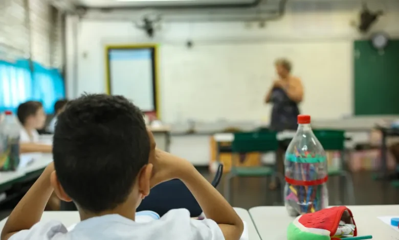 Mudar o turno não resolve TDAH: estudo com 2 mil brasileiros 1 Nova pesquisa com 2 mil brasileiros revela que mudar o turno de estudo não é a solução ideal para alunos com TDAH. O rendimento melhora apenas em alunos sem o transtorno.