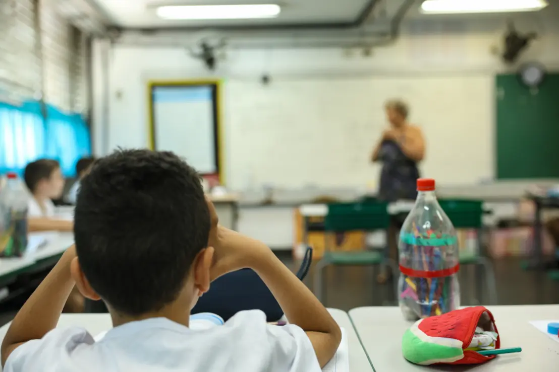 Nova pesquisa com 2 mil brasileiros revela que mudar o turno de estudo não é a solução ideal para alunos com TDAH. O rendimento melhora apenas em alunos sem o transtorno.