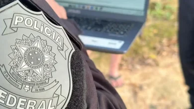 Polícia Federal desarticula quadrilha de cigarro ilegal em operação em 4 estados. 18 mandados de busca e apreensão cumpridos, além de 2 prisões após investigações sobre produção, distribuição e venda de cigarros clandestinos.