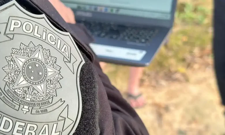 Polícia Federal desarticula quadrilha de cigarro ilegal em operação em 4 estados 1 Polícia Federal desarticula quadrilha de cigarro ilegal em operação em 4 estados. 18 mandados de busca e apreensão cumpridos, além de 2 prisões após investigações sobre produção, distribuição e venda de cigarros clandestinos.