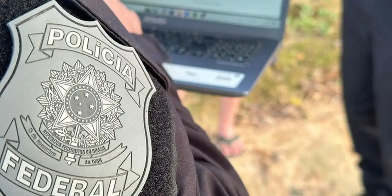 Polícia Federal desarticula quadrilha de cigarro ilegal em operação em 4 estados. 18 mandados de busca e apreensão cumpridos, além de 2 prisões após investigações sobre produção, distribuição e venda de cigarros clandestinos.