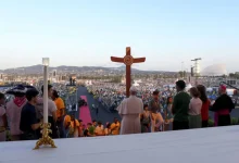Mais de um milhão de jovens celebraram o Jubileu no Vaticano, reunidos em acampamentos e no Circo Máximo para uma celebração especial com o Papa Leão XIV. A Santa Sé confirmou a participação de 7.000 padres e 450 bispos, além dos fiéis que buscaram a confissão e se dedicaram à oração.