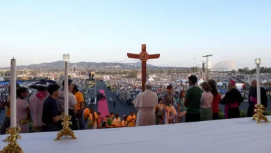 Mais de um milhão de jovens celebraram o Jubileu no Vaticano, reunidos em acampamentos e no Circo Máximo para uma celebração especial com o Papa Leão XIV. A Santa Sé confirmou a participação de 7.000 padres e 450 bispos, além dos fiéis que buscaram a confissão e se dedicaram à oração.