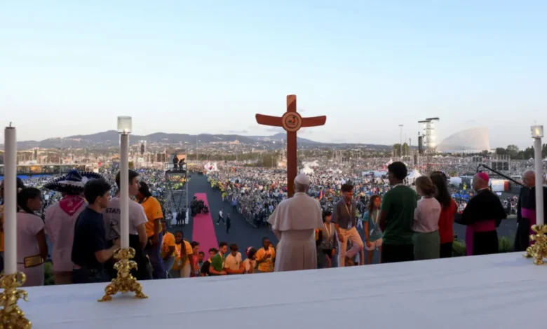 Mais de um milhão de jovens celebraram o Jubileu no Vaticano, reunidos em acampamentos e no Circo Máximo para uma celebração especial com o Papa Leão XIV. A Santa Sé confirmou a participação de 7.000 padres e 450 bispos, além dos fiéis que buscaram a confissão e se dedicaram à oração.