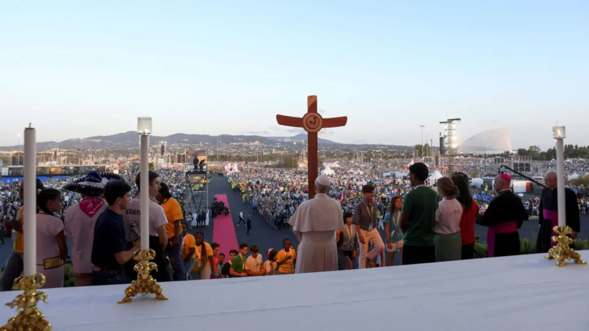 Mais de um milhão de jovens celebraram o Jubileu no Vaticano, reunidos em acampamentos e no Circo Máximo para uma celebração especial com o Papa Leão XIV. A Santa Sé confirmou a participação de 7.000 padres e 450 bispos, além dos fiéis que buscaram a confissão e se dedicaram à oração.