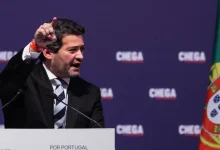 André Ventura critica prisão domiciliar de Bolsonaro, acusando o governo brasileiro de abuso de poder e ditadura. O deputado português defende a comunidade internacional, incluindo Portugal, repudiar a ação e exige postura firme contra o suposto ataque à democracia no Brasil.