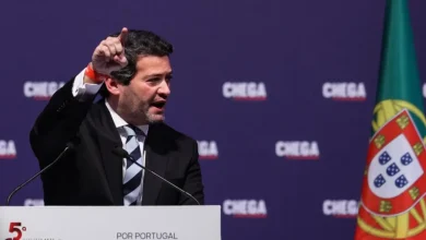 André Ventura critica prisão domiciliar de Bolsonaro, acusando o governo brasileiro de abuso de poder e ditadura. O deputado português defende a comunidade internacional, incluindo Portugal, repudiar a ação e exige postura firme contra o suposto ataque à democracia no Brasil.