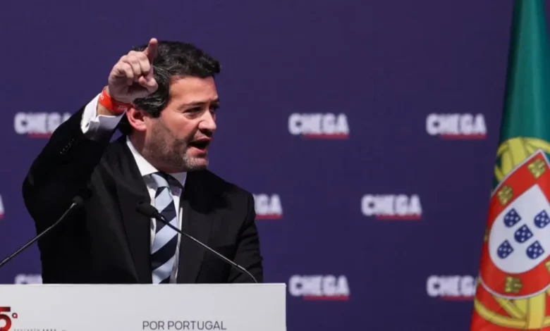 Ventura Crítica Prisão Domiciliar de Bolsonaro Abuso de Poder e Ditadura 1 André Ventura critica prisão domiciliar de Bolsonaro, acusando o governo brasileiro de abuso de poder e ditadura. O deputado português defende a comunidade internacional, incluindo Portugal, repudiar a ação e exige postura firme contra o suposto ataque à democracia no Brasil.