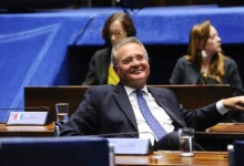 Senadores opositores ocupam a Mesa Diretora do Senado em protesto. Cid Gomes sugere ação física, mas negociação pacífica leva à liberação da mesa após quase dois dias.