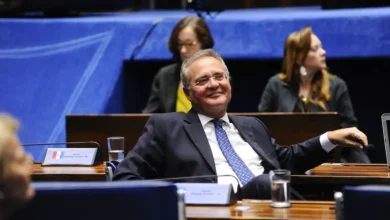 Senadores opositores ocupam a Mesa Diretora do Senado em protesto. Cid Gomes sugere ação física, mas negociação pacífica leva à liberação da mesa após quase dois dias.