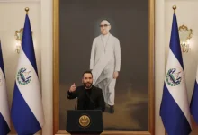 Nayib Bukele responde a críticas sobre reeleição presidencial ilimitada em El Salvador, argumentando que a medida é permitida em países desenvolvidos e que a crítica se baseia em um duplo padrão.