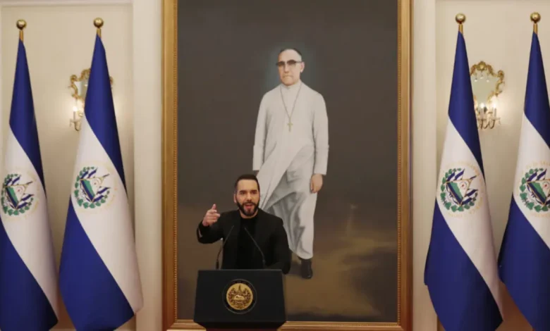 Nayib Bukele responde a críticas sobre reeleição presidencial ilimitada em El Salvador, argumentando que a medida é permitida em países desenvolvidos e que a crítica se baseia em um duplo padrão.