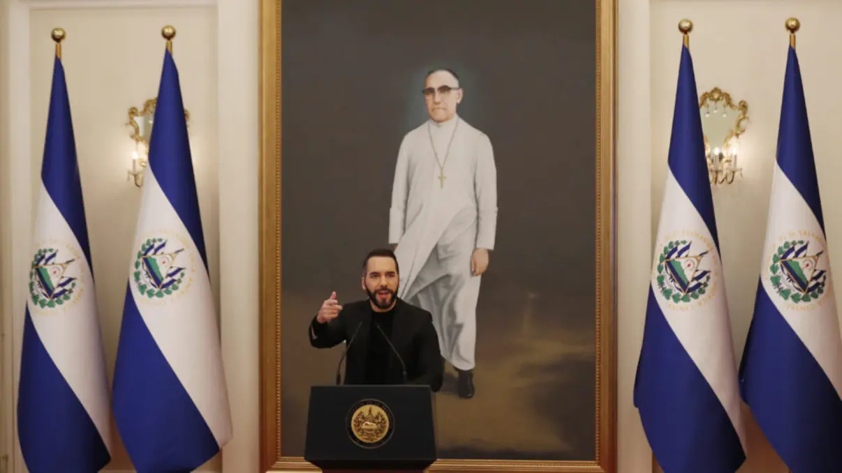 Nayib Bukele responde a críticas sobre reeleição presidencial ilimitada em El Salvador, argumentando que a medida é permitida em países desenvolvidos e que a crítica se baseia em um duplo padrão.
