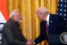 Trump dobra tarifas sobre importações indianas para 50%, em meio a tensão comercial crescente. A medida visa pressionar a Índia a reduzir suas importações de petróleo russo, mas é considerada "injusta" pelo governo indiano.