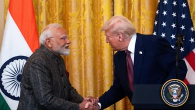 Trump dobra tarifas sobre importações indianas para 50%, em meio a tensão comercial crescente. A medida visa pressionar a Índia a reduzir suas importações de petróleo russo, mas é considerada "injusta" pelo governo indiano.