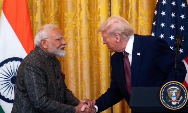 Trump aumenta tarifas sobre importações indianas para 50% 1 Trump dobra tarifas sobre importações indianas para 50%, em meio a tensão comercial crescente. A medida visa pressionar a Índia a reduzir suas importações de petróleo russo, mas é considerada "injusta" pelo governo indiano.