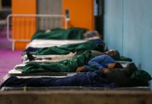 Governo de SP acolhe pessoas em situação de rua no abrigo da estação Pedro II, na capital, oferecendo proteção contra as baixas temperaturas. Ação visa garantir dignidade e conforto na estação movimentada.