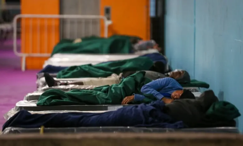 Governo de SP acolhe pessoas em situação de rua no abrigo da estação Pedro II, na capital, oferecendo proteção contra as baixas temperaturas. Ação visa garantir dignidade e conforto na estação movimentada.