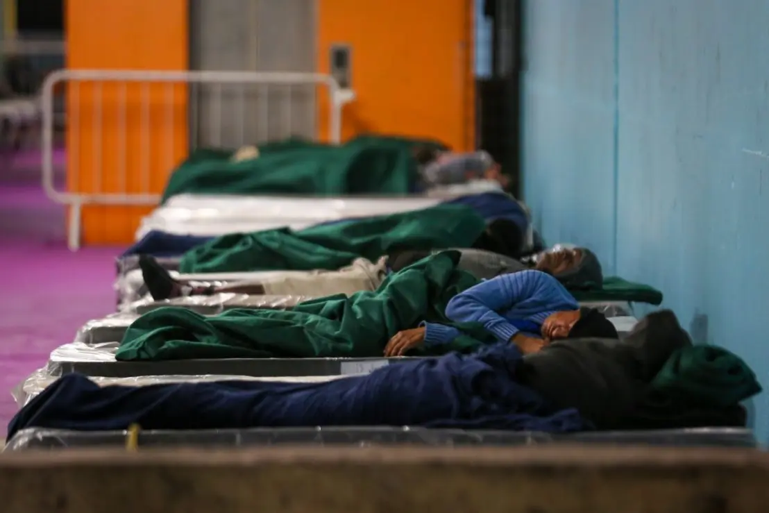 Governo de SP acolhe pessoas em situação de rua no abrigo da estação Pedro II, na capital, oferecendo proteção contra as baixas temperaturas. Ação visa garantir dignidade e conforto na estação movimentada.