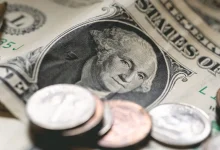 Dólar sobe frente ao real impulsionado por inflação americana acima da estimativa e impasse comercial Brasil-EUA. Aumento dos preços nos EUA aumenta chances de juros altos por mais tempo, valorizando o dólar.