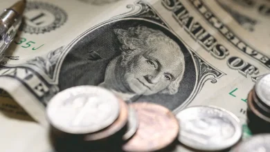 Dólar sobe frente ao real impulsionado por inflação americana acima da estimativa e impasse comercial Brasil-EUA. Aumento dos preços nos EUA aumenta chances de juros altos por mais tempo, valorizando o dólar.