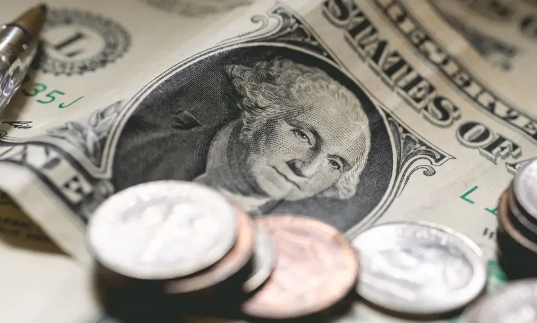 Dólar sobe frente ao real impulsionado por inflação americana acima da estimativa e impasse comercial Brasil-EUA. Aumento dos preços nos EUA aumenta chances de juros altos por mais tempo, valorizando o dólar.