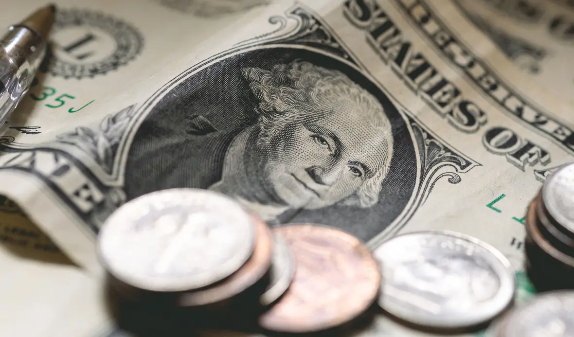 Dólar sobe frente ao real impulsionado por inflação americana acima da estimativa e impasse comercial Brasil-EUA. Aumento dos preços nos EUA aumenta chances de juros altos por mais tempo, valorizando o dólar.