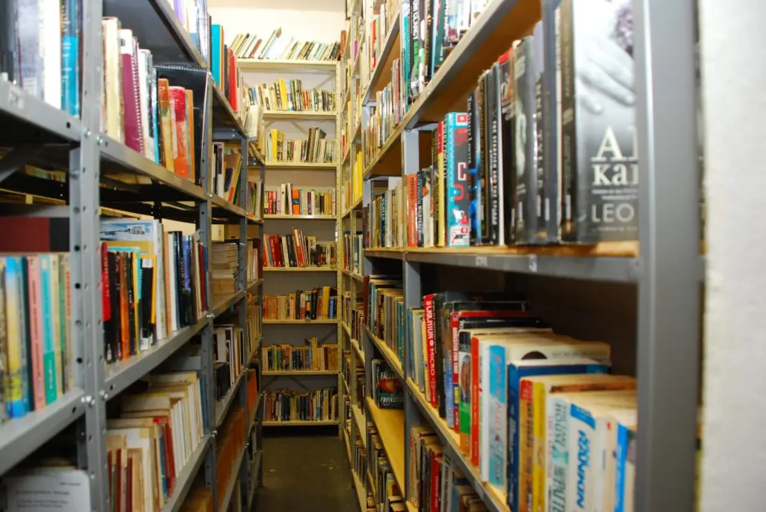 A inteligência artificial está revolucionando a produção literária. Especialistas da USP analisam o impacto da IA na escrita e no mercado editorial, explorando tanto as oportunidades quanto os desafios éticos e sociais que essa nova tecnologia apresenta. Descubra como a IA pode transformar a maneira como escrevemos e consumimos literatura.