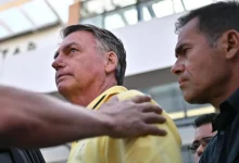 Alexandre de Moraes autorizou visita de funcionária de cartório a Jair Bolsonaro em sua residência sob prisão domiciliar. A decisão foi tomada nesta quinta-feira, após pedido da defesa. Bolsonaro cumpre prisão domiciliar desde agosto devido ao descumprimento de cautelares impostas pelo STF.