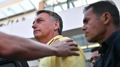 Alexandre de Moraes autorizou visita de funcionária de cartório a Jair Bolsonaro em sua residência sob prisão domiciliar. A decisão foi tomada nesta quinta-feira, após pedido da defesa. Bolsonaro cumpre prisão domiciliar desde agosto devido ao descumprimento de cautelares impostas pelo STF.