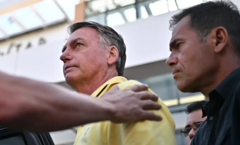 Moraes autoriza visita de funcionária de cartório a Bolsonaro em prisão domiciliar 1 Alexandre de Moraes autorizou visita de funcionária de cartório a Jair Bolsonaro em sua residência sob prisão domiciliar. A decisão foi tomada nesta quinta-feira, após pedido da defesa. Bolsonaro cumpre prisão domiciliar desde agosto devido ao descumprimento de cautelares impostas pelo STF.