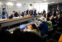 Deputados e senadores do PT solicitaram a convocação de Maria Inês Batista de Almeida, ex-presidente da Ambec, para a CPI do INSS. A Ambec é investigada por descontos ilegais em aposentadorias e pensões. Após erro na solicitação, o pedido de convocação será retirado da lista.