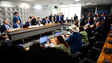 Deputados e senadores do PT solicitaram a convocação de Maria Inês Batista de Almeida, ex-presidente da Ambec, para a CPI do INSS. A Ambec é investigada por descontos ilegais em aposentadorias e pensões. Após erro na solicitação, o pedido de convocação será retirado da lista.