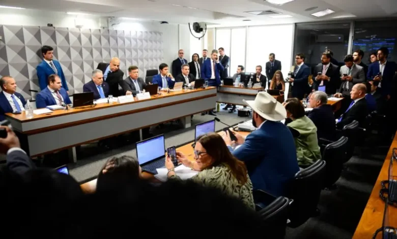 PT pede convocação de ex-presidente da Ambec para CPI do INSS 1 Deputados e senadores do PT solicitaram a convocação de Maria Inês Batista de Almeida, ex-presidente da Ambec, para a CPI do INSS. A Ambec é investigada por descontos ilegais em aposentadorias e pensões. Após erro na solicitação, o pedido de convocação será retirado da lista.