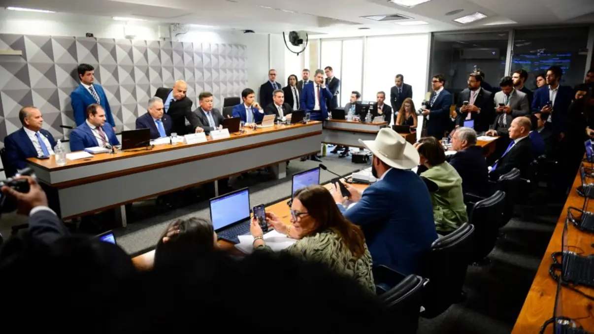 Deputados e senadores do PT solicitaram a convocação de Maria Inês Batista de Almeida, ex-presidente da Ambec, para a CPI do INSS. A Ambec é investigada por descontos ilegais em aposentadorias e pensões. Após erro na solicitação, o pedido de convocação será retirado da lista.