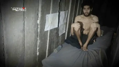 Vídeos do Hamas mostram reféns israelenses em situação desesperadora na Faixa de Gaza. Evyatar David relata a negligência e a fome, enquanto exige um cessar-fogo. A crise humanitária se intensifica com a estagnação das negociações de tréguas.