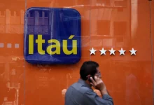 Itaú Unibanco registra resultados trimestrais robustos, consolidando sua posição de solidez. Analistas elogiaram a performance do banco com lucros expressivos e indicadores financeiros positivos, reiterando recomendação de compra.