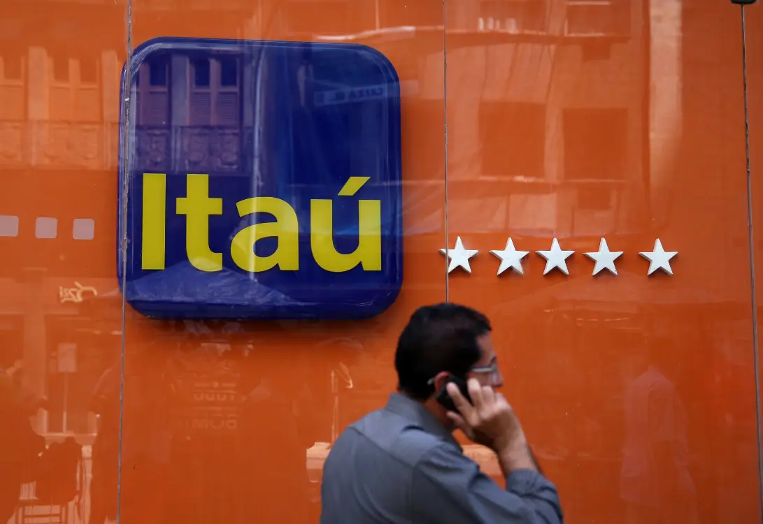 Itaú Unibanco registra resultados trimestrais robustos, consolidando sua posição de solidez. Analistas elogiaram a performance do banco com lucros expressivos e indicadores financeiros positivos, reiterando recomendação de compra.
