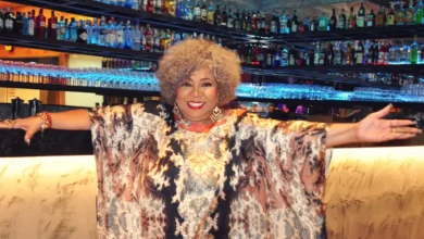 Alcione questiona cultura brasileira em entrevista sobre Donald Trump e macumba. Polêmica nas redes sociais após cantora comparar crenças.