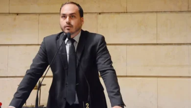 Vereador Carlos Bolsonaro recebeu alta médica após internação no Rio. A internação ocorreu após o pai, ex-presidente Jair Bolsonaro, ser colocado em prisão domiciliar por violar restrições de uso das redes sociais.