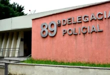 Polícia Civil do Rio de Janeiro prendeu dois suspeitos envolvidos no roubo na residência de familiares de Jair Bolsonaro. A ação criminosa incluiu reféns, ameaças e o uso de armas. Investigação em andamento.