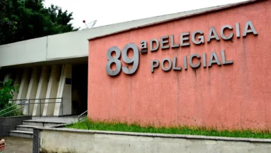 Polícia Civil do Rio de Janeiro prendeu dois suspeitos envolvidos no roubo na residência de familiares de Jair Bolsonaro. A ação criminosa incluiu reféns, ameaças e o uso de armas. Investigação em andamento.