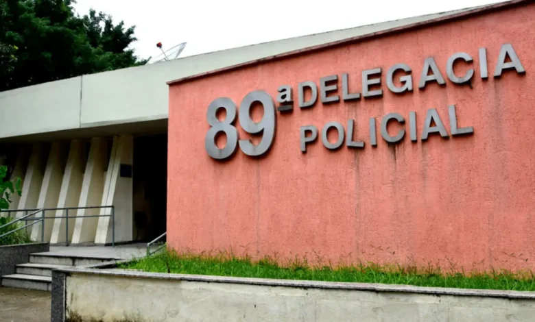 Polícia Civil prende suspeitos do roubo na casa de familiares de Bolsonaro 1 Polícia Civil do Rio de Janeiro prendeu dois suspeitos envolvidos no roubo na residência de familiares de Jair Bolsonaro. A ação criminosa incluiu reféns, ameaças e o uso de armas. Investigação em andamento.