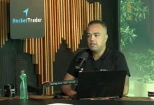 Trader experiente Douglas Sousa destaca a importância da análise quantitativa e macroeconomia para o sucesso no mercado financeiro. Sua abordagem baseada em dados e indicadores econômicos permite decisões estratégicas e mitigação de riscos.
