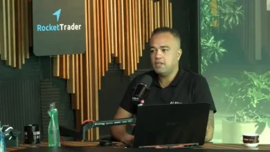 Trader experiente Douglas Sousa destaca a importância da análise quantitativa e macroeconomia para o sucesso no mercado financeiro. Sua abordagem baseada em dados e indicadores econômicos permite decisões estratégicas e mitigação de riscos.