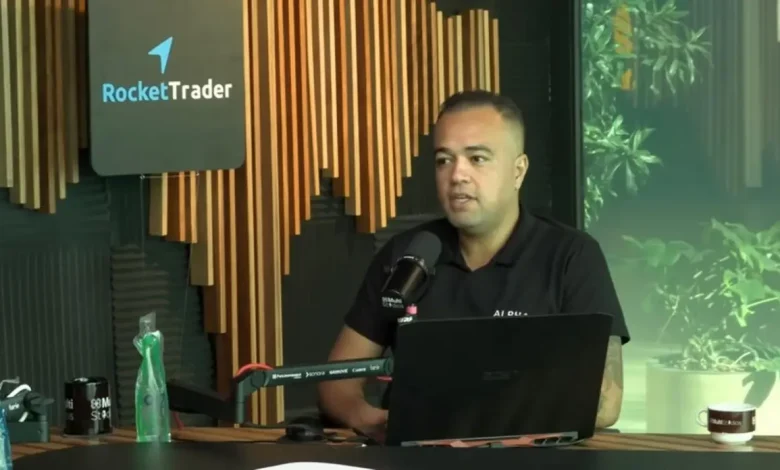 Análise Quantitativa e Macroeconomia: A Chave do Sucesso no Mercado Financeiro com Douglas Sousa 1 Trader experiente Douglas Sousa destaca a importância da análise quantitativa e macroeconomia para o sucesso no mercado financeiro. Sua abordagem baseada em dados e indicadores econômicos permite decisões estratégicas e mitigação de riscos.