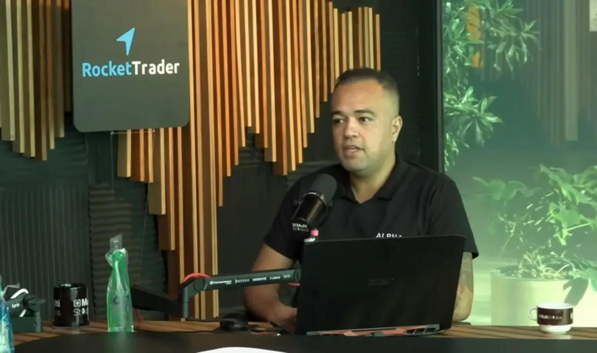 Trader experiente Douglas Sousa destaca a importância da análise quantitativa e macroeconomia para o sucesso no mercado financeiro. Sua abordagem baseada em dados e indicadores econômicos permite decisões estratégicas e mitigação de riscos.
