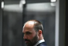 Eduardo Bolsonaro, em transmissão ao vivo de manifestação em BH, afirmou que mobilização pode levar sanções contra Alexandre de Moraes na União Europeia. Ele criticou veementemente o ministro e pediu votação imediata da PEC da Anistia.